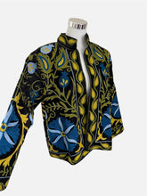 Load image into Gallery viewer, Schwarze Boho Samt Suzani Jacke mit Blumen Stickerei