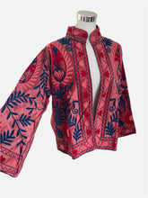 Load image into Gallery viewer, Pink Boho Samt Suzani Jacke mit Blumen Stickerei