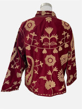 Carregar imagem no visualizador da galeria, Maroon Boho Samt Suzani Jacke mit Blumen Stickerei