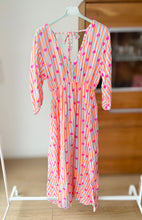 Afbeelding in Gallery-weergave laden, Damen Musselin Maxikleid Gestreift mit Herzen