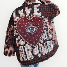 Carica l'immagine nel visualizzatore di Gallery, Damen-Steppjacke im Leoparden und Hahnentritt Design mit kunstvollen Applikationen (Herz, Auge, Sonne, Blume)
