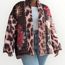 Carica l'immagine nel visualizzatore di Gallery, Damen Herbst Winter Steppjacke mit Leopardenmuster und Hahnentritt Design Made in Italy