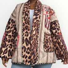 Afbeelding in Gallery-weergave laden, Damen Herbst Winter Steppjacke mit Leopardenmuster und Pferdemotiv - Made in Italy