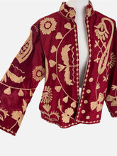 Carregar imagem no visualizador da galeria, Maroon Boho Samt Suzani Jacke mit Blumen Stickerei