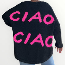 Load image into Gallery viewer, Damen Oversized Ciao Pullover- Made in Italy. Strick-Pullover mit großem Schriftzug auf dem Rücken.