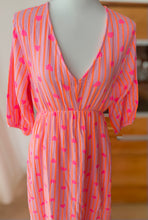 Afbeelding in Gallery-weergave laden, Damen Musselin Maxikleid Gestreift mit Herzen