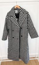 Load image into Gallery viewer, Women's oversize wool coat with houndstooth pattern