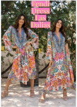 Carica l'immagine nel visualizzatore di Gallery, Dieses Fendi-Kleid Las Dalias von Valery Vain. Dieses Boho-Kleid hat einen tiefen V-Ausschnitt zum Binden, weite Ärmel, ist mit farbigen Steinen verziert und mit einem Bohemian-Print besetzt.