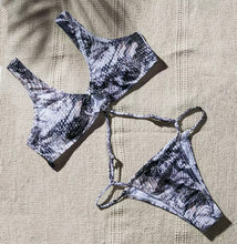 Lade das Bild in den Galerie-Viewer, Badeanzug mit Schlangenleder Muster und Ring Bindung