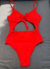 Lade das Bild in den Galerie-Viewer, Cut-Out Badeanzug mit Knoten vorne