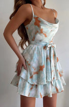 Afbeelding in Gallery-weergave laden, Satinkleid mit Wasserfallausschnitt und doppeltem Rüschensaum