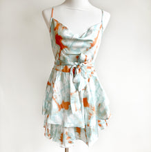 Afbeelding in Gallery-weergave laden, Satinkleid mit Wasserfallausschnitt und doppeltem Rüschensaum