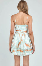 Afbeelding in Gallery-weergave laden, Satinkleid mit Wasserfallausschnitt und doppeltem Rüschensaum