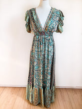 Afbeelding in Gallery-weergave laden, Gold & Silver Boho Maxikleid mit V-Ausschnitt