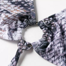 Lade das Bild in den Galerie-Viewer, Badeanzug mit Schlangenleder Muster und Ring Bindung