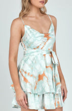 Afbeelding in Gallery-weergave laden, Satinkleid mit Wasserfallausschnitt und doppeltem Rüschensaum