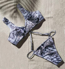 Lade das Bild in den Galerie-Viewer, Badeanzug mit Schlangenleder Muster und Ring Bindung