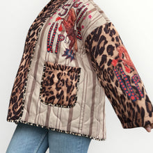 Afbeelding in Gallery-weergave laden, Damen Herbst Winter Steppjacke mit Leopardenmuster und Pferdemotiv - Made in Italy
