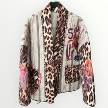 Afbeelding in Gallery-weergave laden, Damen Herbst Winter Steppjacke mit Leopardenmuster und Pferdemotiv - Made in Italy
