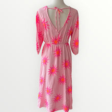 Load image into Gallery viewer, Damen Musselin Maxikleid Sonne Pink
