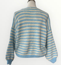 Carregar imagem no visualizador da galeria, Gestreifte Strickjacke mit V-Ausschnitt
