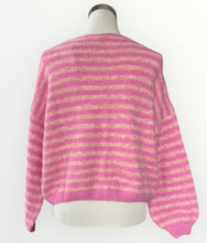 Carregar imagem no visualizador da galeria, Gestreifte Strickjacke mit V-Ausschnitt

