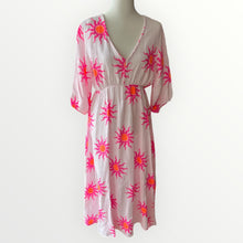 Load image into Gallery viewer, Damen Musselin Maxikleid Sonne Pink
