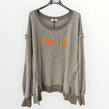 Lade das Bild in den Galerie-Viewer, Damen Oversized Smile Sweatshirt - Made in Italy
