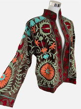 Charger l'image dans la galerie, Braun Boho Samt Suzani Jacke mit Blumen Stickerei
