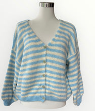 Carregar imagem no visualizador da galeria, Gestreifte Strickjacke mit V-Ausschnitt
