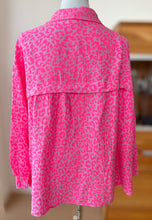 Lade das Bild in den Galerie-Viewer, Musselin Bluse Leo Pink Made in Italy
