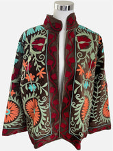Charger l'image dans la galerie, Braun Boho Samt Suzani Jacke mit Blumen Stickerei
