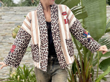 Afbeelding in Gallery-weergave laden, Damen Steppjacke mit Leopardenmuster - Made in Italy
