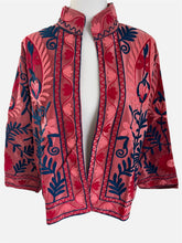 Load image into Gallery viewer, Pink Boho Samt Suzani Jacke mit Blumen Stickerei
