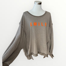 Lade das Bild in den Galerie-Viewer, Damen Oversized Smile Sweatshirt - Made in Italy
