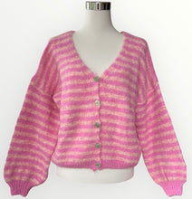 Carregar imagem no visualizador da galeria, Gestreifte Strickjacke mit V-Ausschnitt
