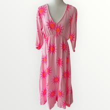 Load image into Gallery viewer, Damen Musselin Maxikleid Sonne Pink
