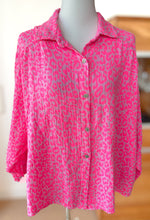 Lade das Bild in den Galerie-Viewer, Musselin Bluse Leo Pink Made in Italy

