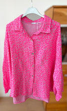 Lade das Bild in den Galerie-Viewer, Musselin Bluse Leo Pink Made in Italy
