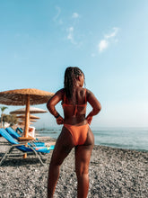 Load image into Gallery viewer, Entdecke unsere Kollektion hochwertiger Bademode bei Beach Addict. Von eleganten Einteilern bis hin zu modischen Bikini-Sets – perfekt für deinen Strandurlaub.
