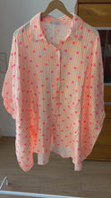 Load and play video in Gallery viewer, Musselin Oversized Herz Bluse Made in Italy
