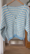 Carregar e reproduzir vídeo no visualizador da Galeria, Gestreifte Strickjacke mit V-Ausschnitt
