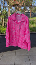Laden und Abspielen von Videos im Galerie-Viewer, Musselin Bluse Leo Pink Made in Italy
