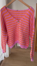 Carregar e reproduzir vídeo no visualizador da Galeria, Gestreifte Strickjacke mit V-Ausschnitt
