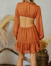Carica l&#39;immagine nel visualizzatore di Gallery, Cut out Kleid aus Jacquard Webstoff
