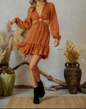 Carica l&#39;immagine nel visualizzatore di Gallery, Cut out Kleid aus Jacquard Webstoff
