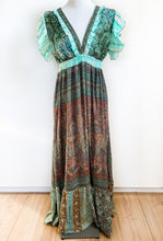 Afbeelding in Gallery-weergave laden, Gold &amp; Silver Boho Maxikleid mit V-Ausschnitt
